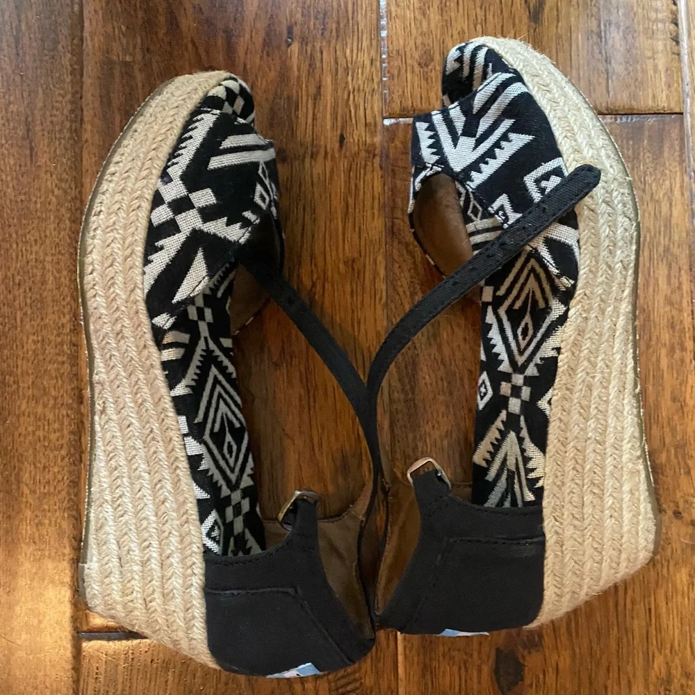Toms wedges Size 8